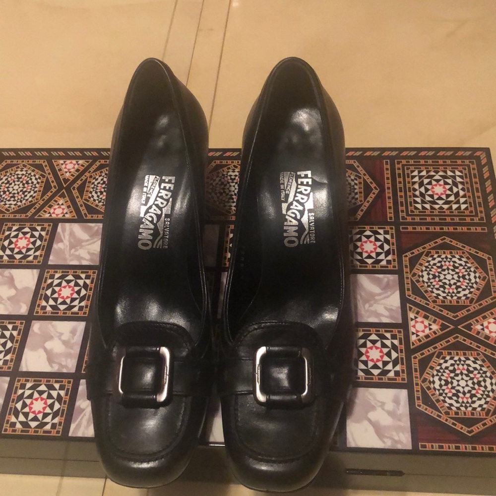 FERRAGAMO SZ 9 black leather shoes like new